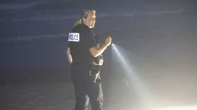 ضباط الشرطة في فرنسا يبحثون عن نشاط المهاجرين في 11 أغسطس